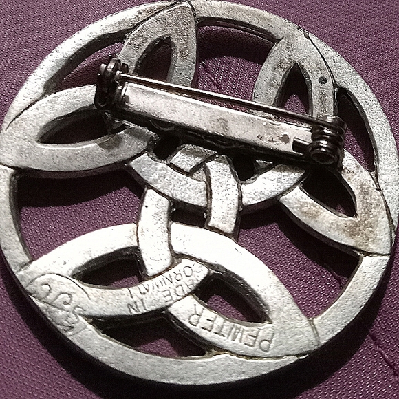 Pewter Celtic knot brooch Cornwall vintage - Picture 2 of 2